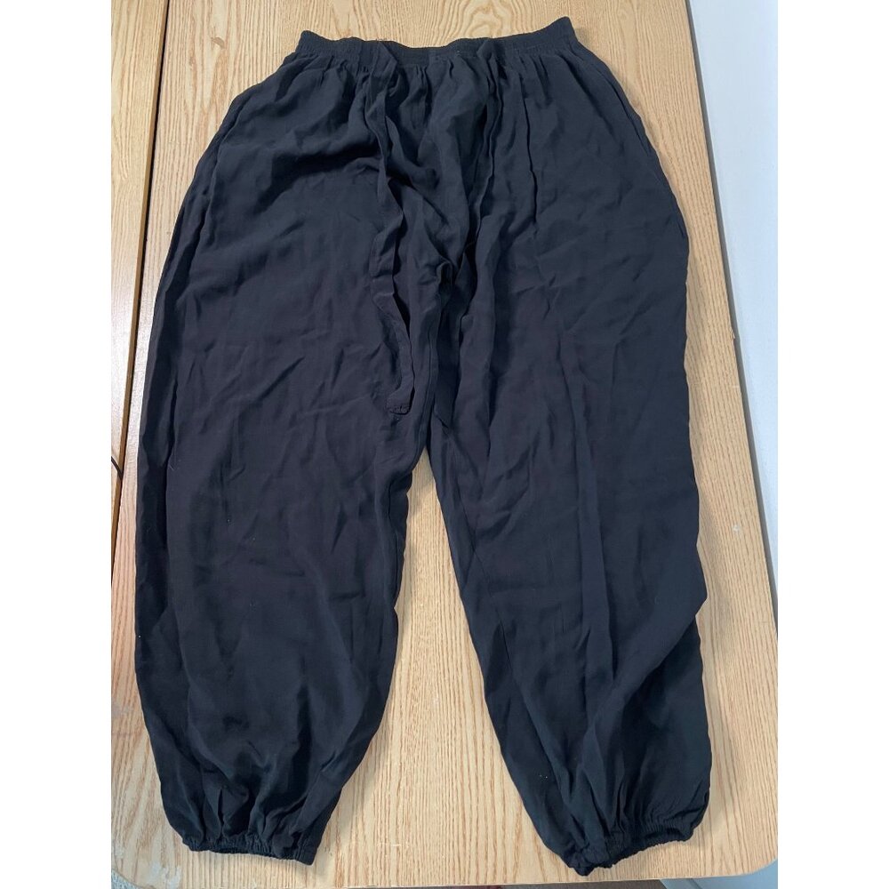 B60 Women’s Siriparn Rayon Lightweight Shorter Pants Capris Black size Small